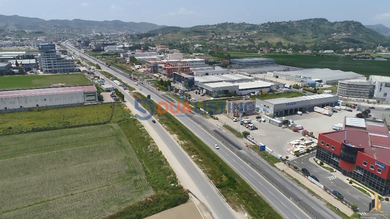 SHITET TOKË NË BUZË AUTOSTRADE – SUPER MUNDËSI INVESTIMI
📍 Autostrada Tiranë–Durrës (Xhafzotaj)