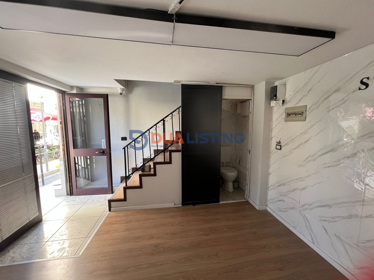 🏢 Ambient Duplex me Pamje nga Rruga – Rruga e Durrësit, përballë “Kafe Flores” 📍