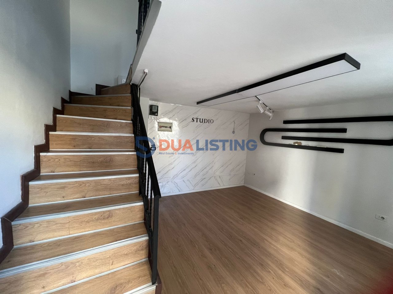 🏢 Ambient Duplex me Pamje nga Rruga – Rruga e Durrësit, përballë “Kafe Flores” 📍