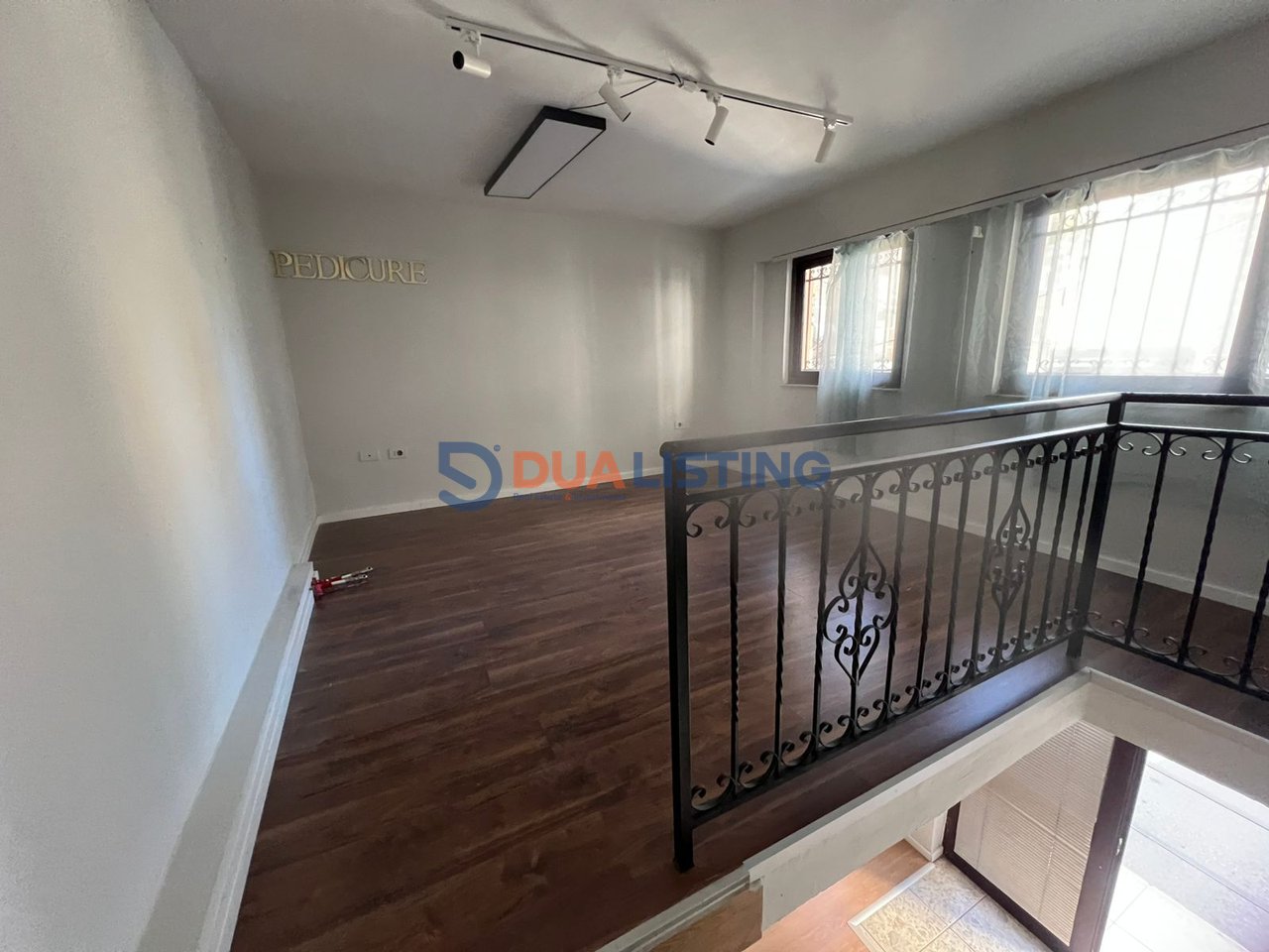 🏢 Ambient Duplex me Pamje nga Rruga – Rruga e Durrësit, përballë “Kafe Flores” 📍