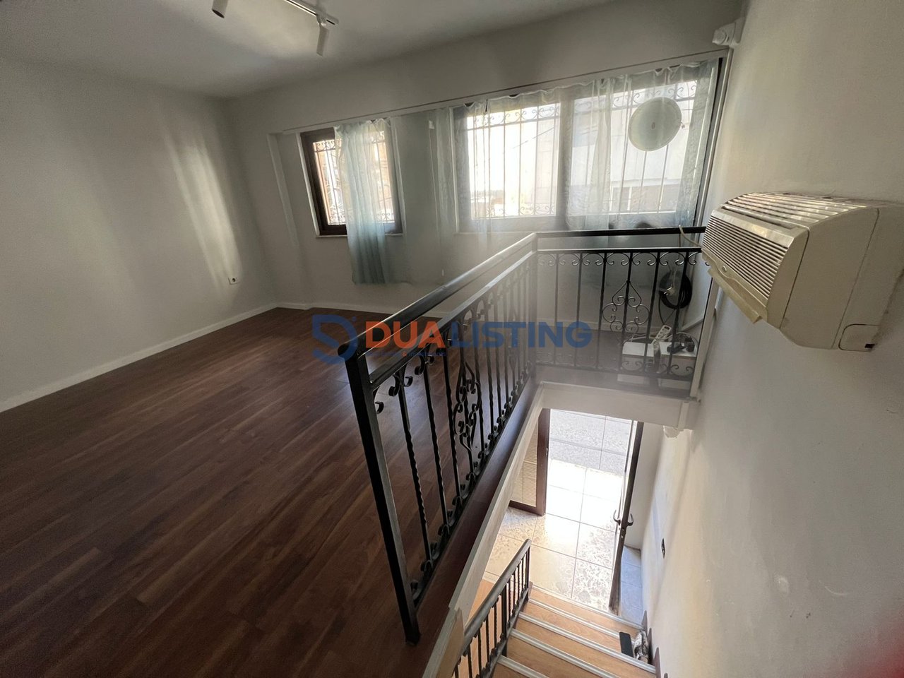 🏢 Ambient Duplex me Pamje nga Rruga – Rruga e Durrësit, përballë “Kafe Flores” 📍