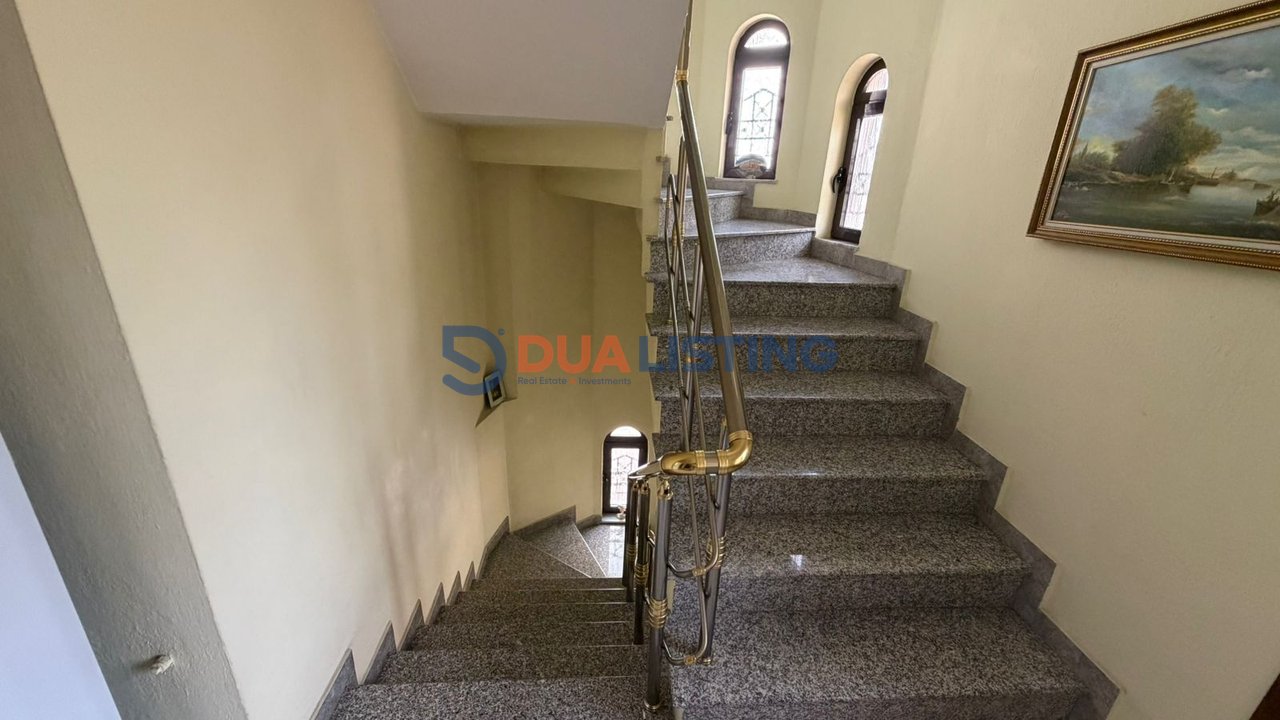 Vendesi villa su tre piani, Don Bosko