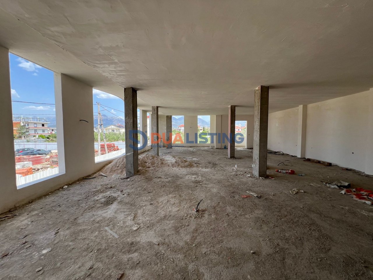 🏢 Si affitta edificio di 2 piani a Kamëz.