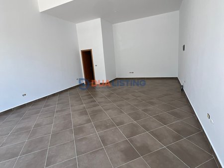 Si affitta un locale commerciale nella zona di Astiri, in via Sokrat Miho.