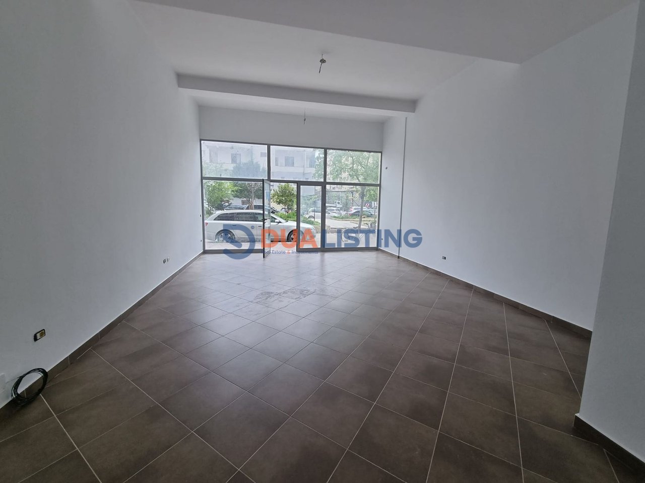 Jepet ambient biznesi me qira në zonën e Astirit, në rrugën Sokrat Miho.