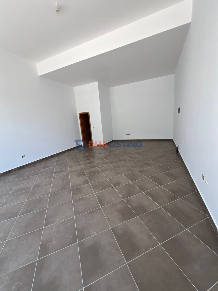 Jepet ambient biznesi me qira në zonën e Astirit, në rrugën Sokrat Miho.