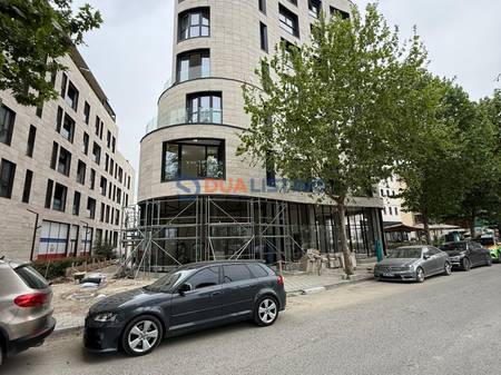 🏢 Ambient Luksoz për Zyra me Qera

📍 Liqeni i Thatë, pranë Radisson