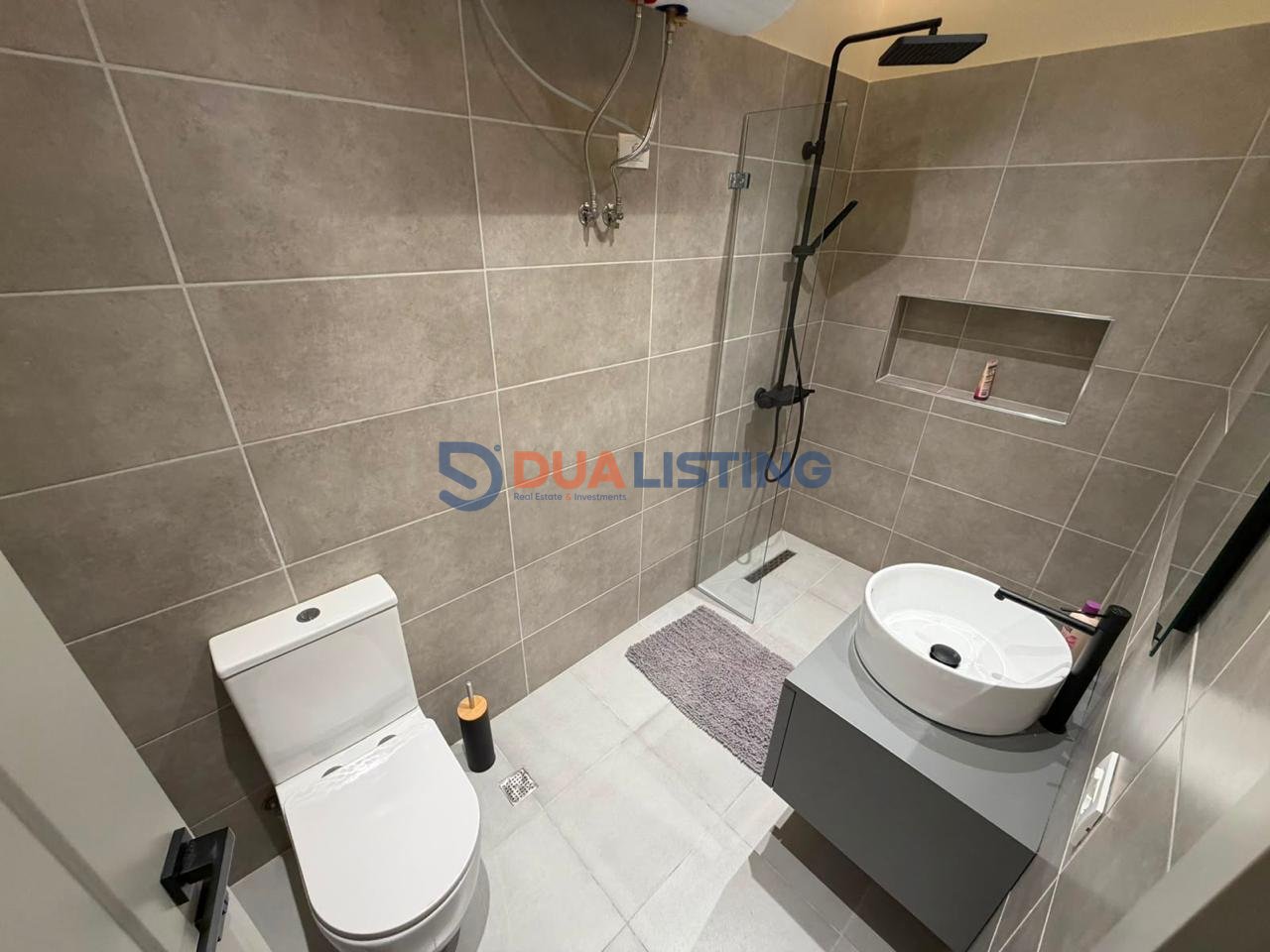 Appartamento 2+1 con 2 bagni + posto auto a Pazari i Ri!