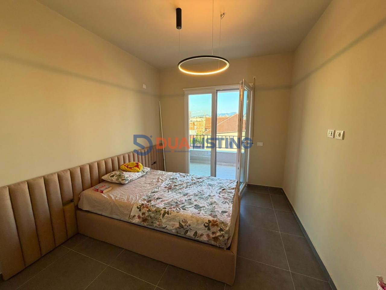 Appartamento 2+1 con 2 bagni + posto auto a Pazari i Ri!