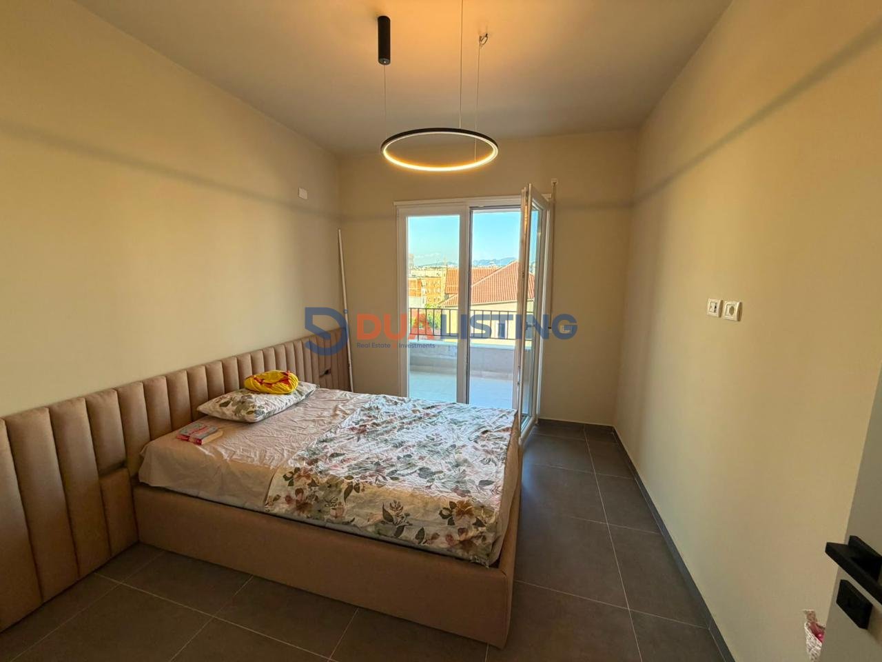 Appartamento 2+1 con 2 bagni + posto auto a Pazari i Ri!
