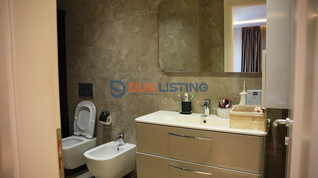 Shesim apartament 3+1+2 prane rruges se Elbasanit prane shkolles Mihal Grameno!
