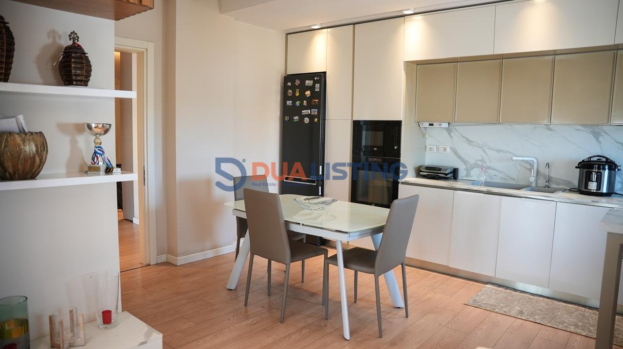 Shesim apartament 3+1+2 prane rruges se Elbasanit prane shkolles Mihal Grameno!
