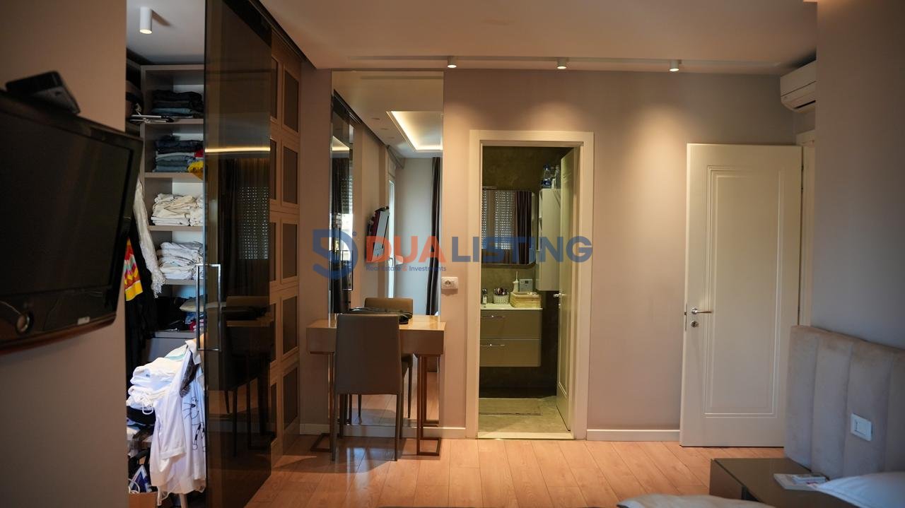 Shesim apartament 3+1+2 prane rruges se Elbasanit prane shkolles Mihal Grameno!

