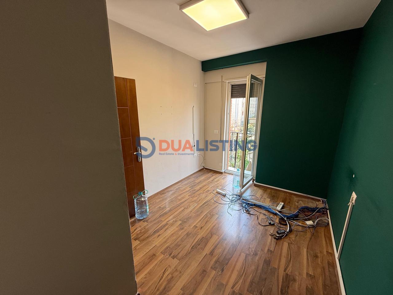 🏢 IN AFFITTO | LOCALE COMMERCIALE CON DUE POSTI AUTO – 21 DHJETORI