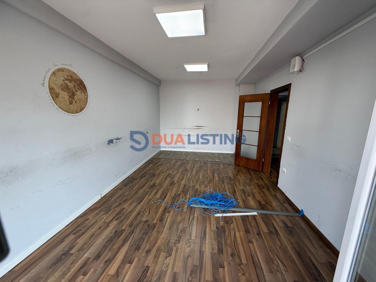 🏢 IN AFFITTO | LOCALE COMMERCIALE CON DUE POSTI AUTO – 21 DHJETORI