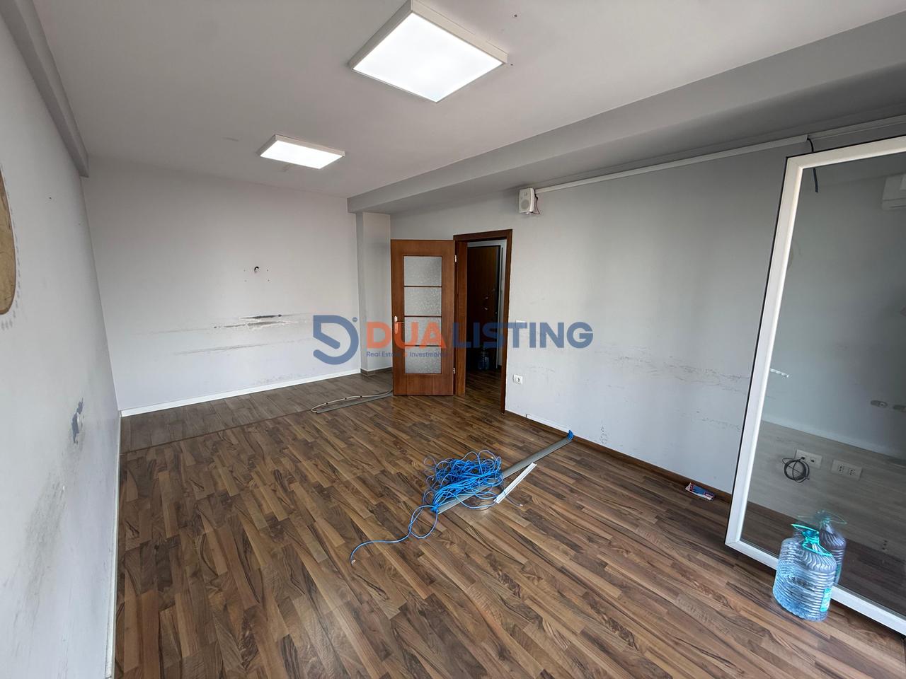 🏢 IN AFFITTO | LOCALE COMMERCIALE CON DUE POSTI AUTO – 21 DHJETORI