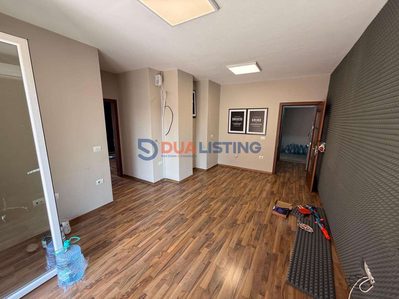 🏢 IN AFFITTO | LOCALE COMMERCIALE CON DUE POSTI AUTO – 21 DHJETORI