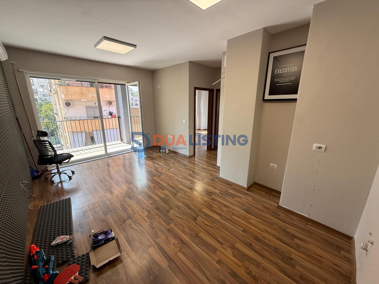 🏢 IN AFFITTO | LOCALE COMMERCIALE CON DUE POSTI AUTO – 21 DHJETORI