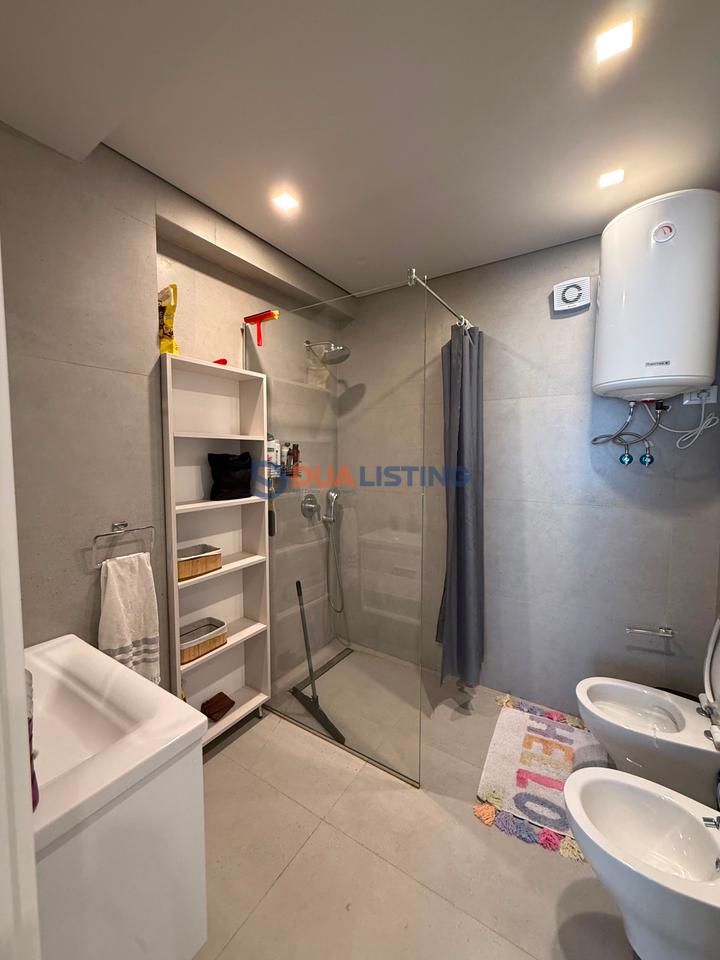 🏡 SHITET APARTAMENT 2+1+2 + GARAZHD
📍 Ali Demi | Pranë Kompleksit Mangalem 21 (Pallati 2T)