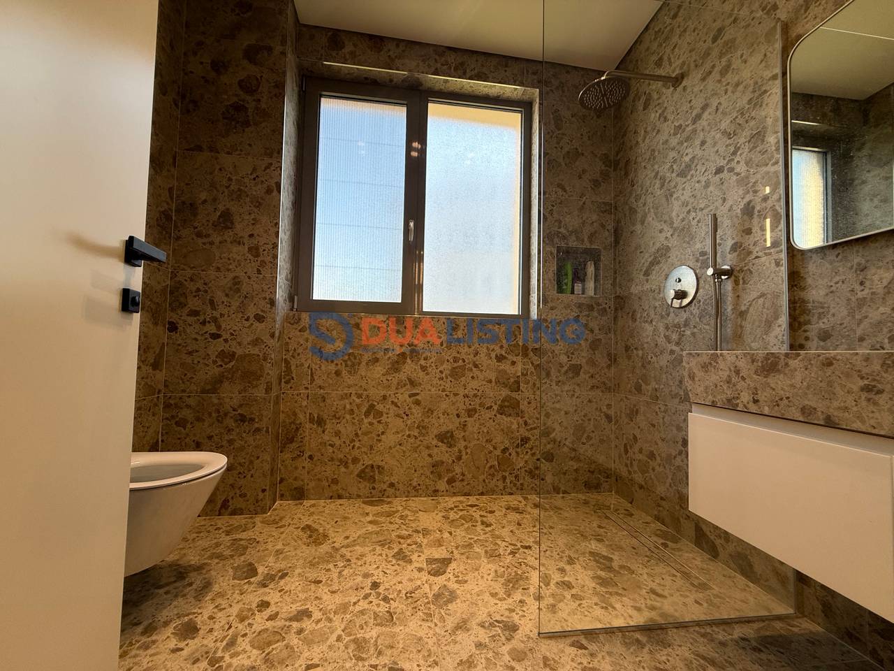 VILË MODERNE ME QIRA TEK GREEN VALLEY RESIDENCE – LIQENI I THATË!