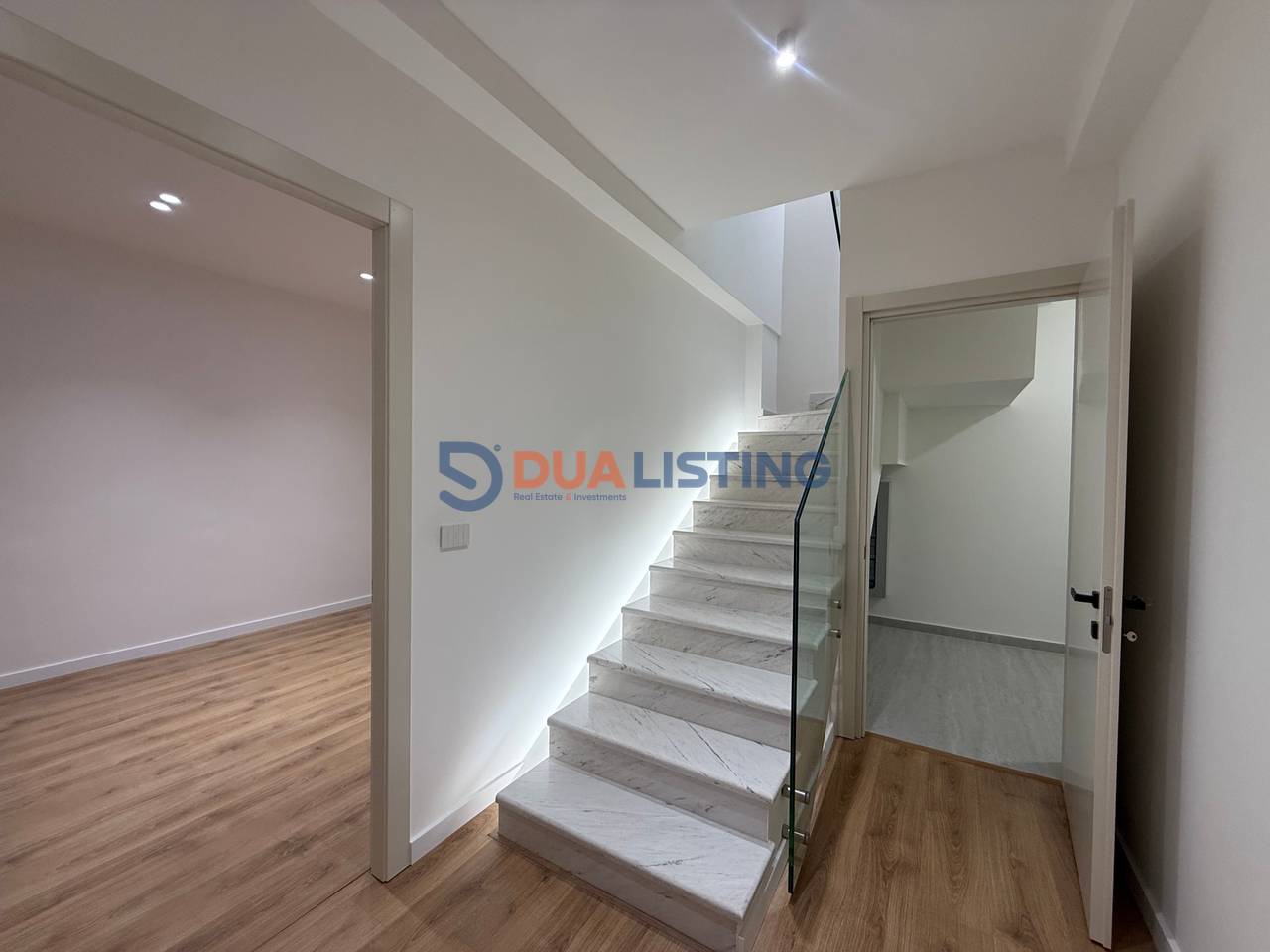 VILË MODERNE ME QIRA TEK GREEN VALLEY RESIDENCE – LIQENI I THATË!