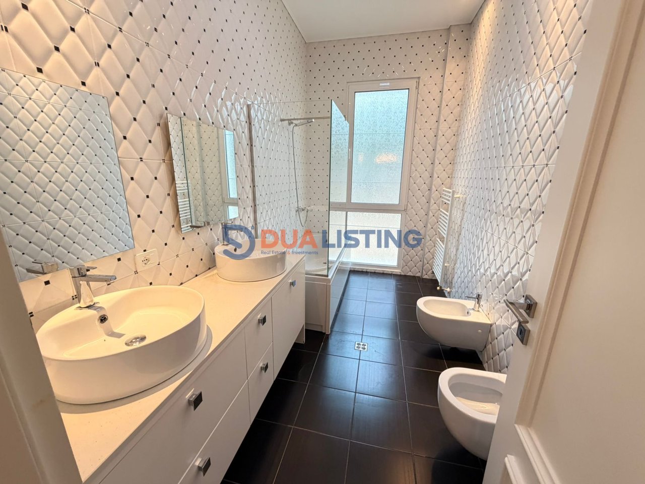 VILË ME PISHINË PËR QIRA NË LIQENIN E THATË!