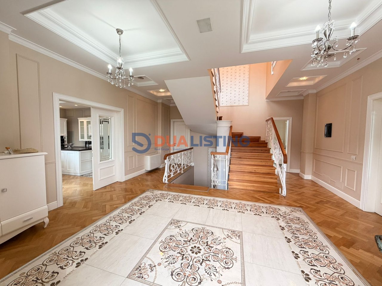 VILË ME PISHINË PËR QIRA NË LIQENIN E THATË!