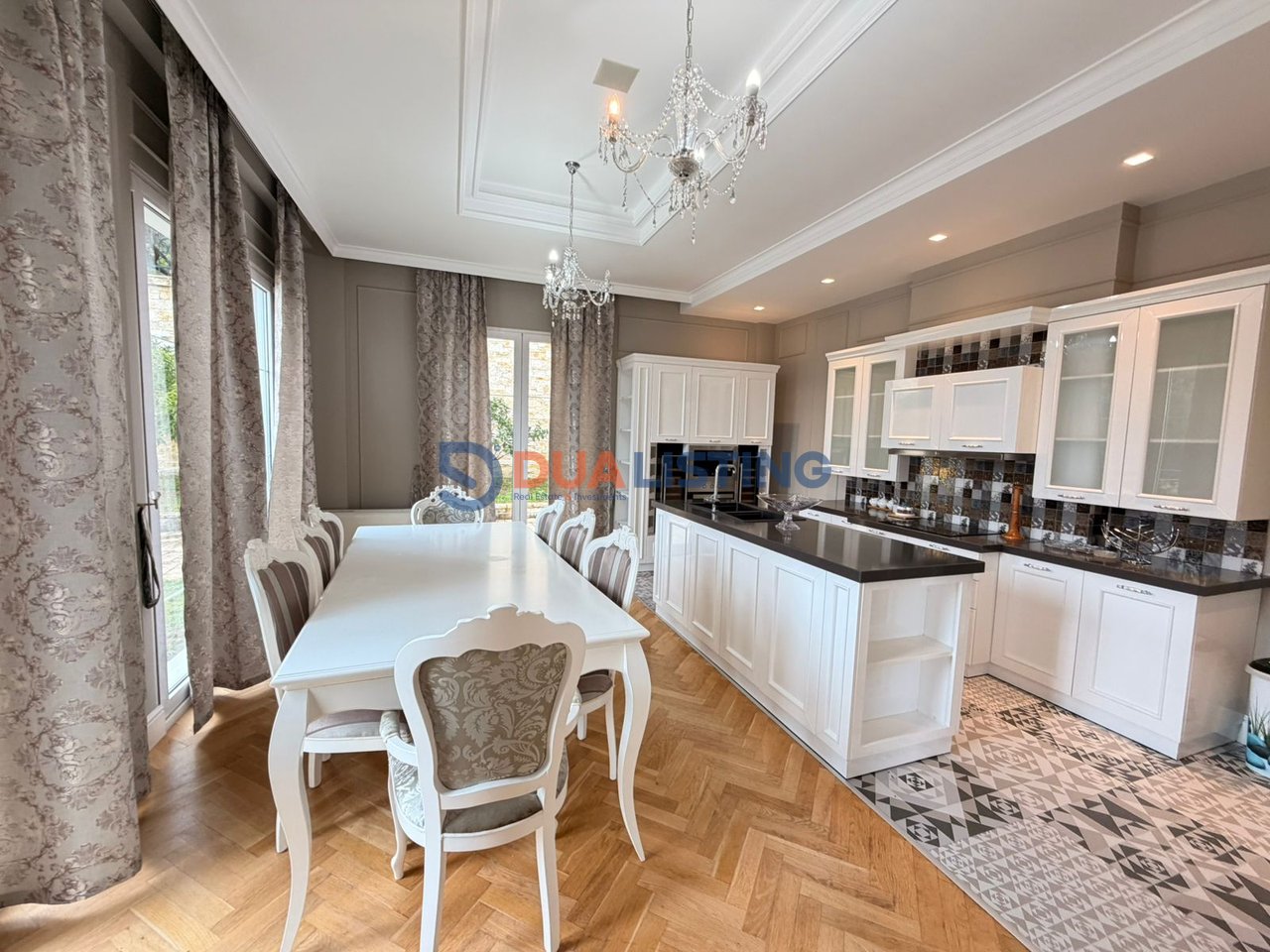 VILË ME PISHINË PËR QIRA NË LIQENIN E THATË!