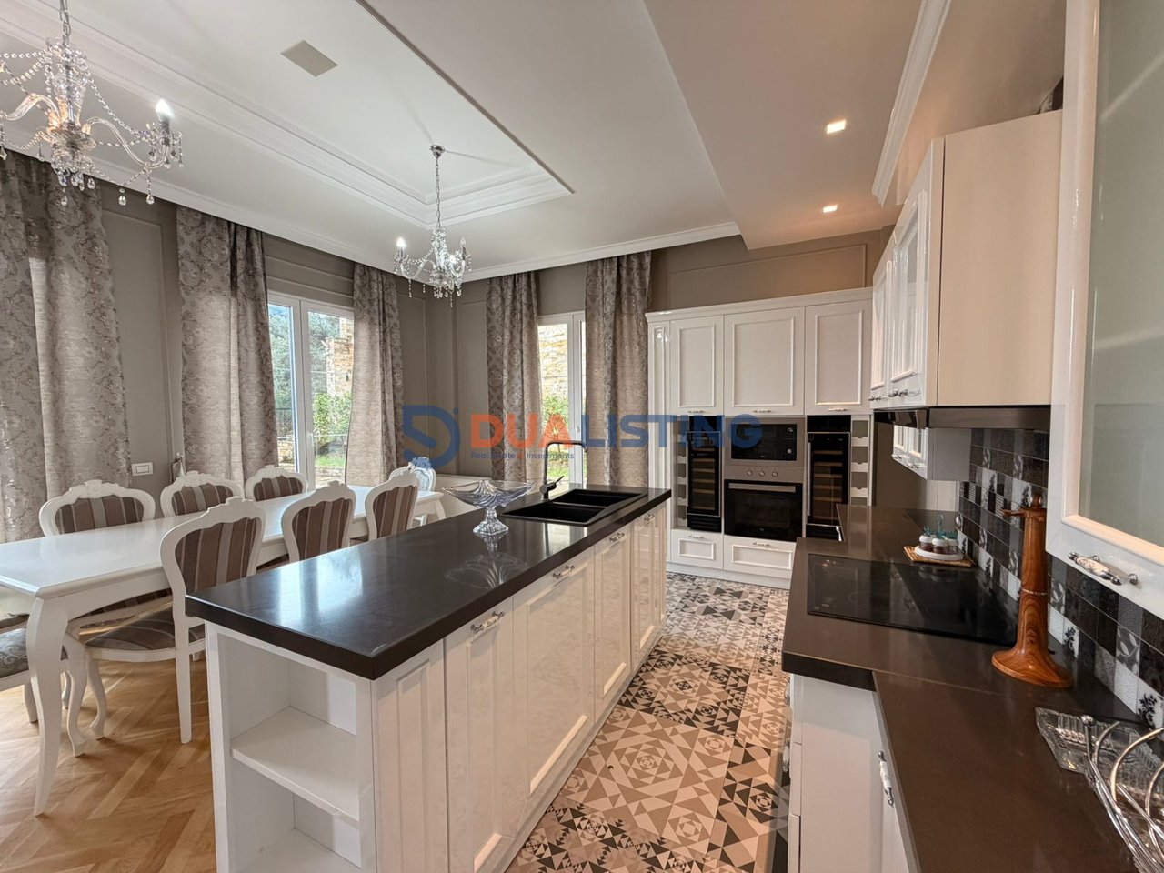 VILË ME PISHINË PËR QIRA NË LIQENIN E THATË!