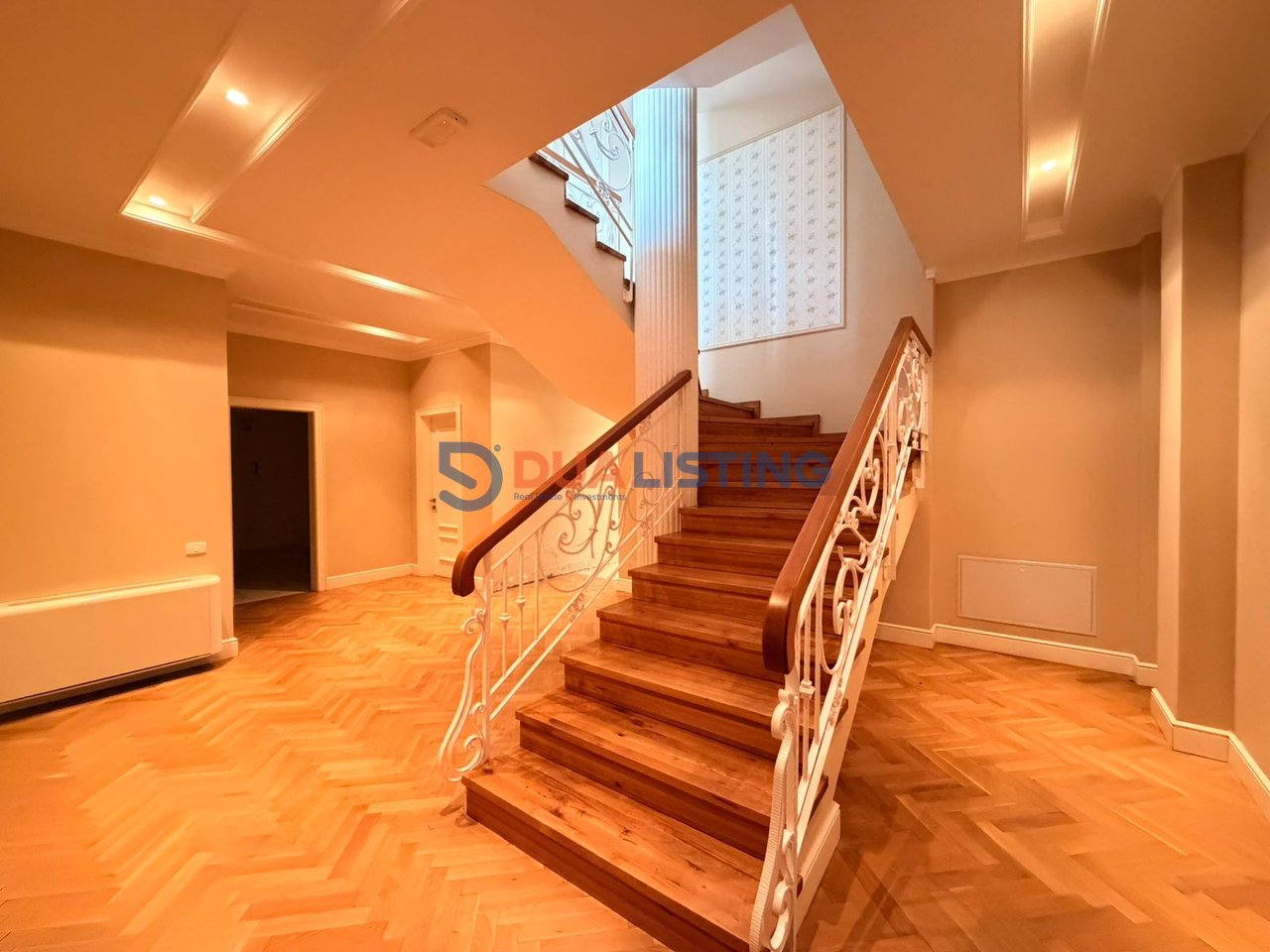 VILË ME PISHINË PËR QIRA NË LIQENIN E THATË!