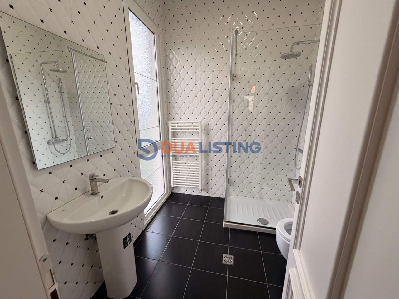 VILË ME PISHINË PËR QIRA NË LIQENIN E THATË!