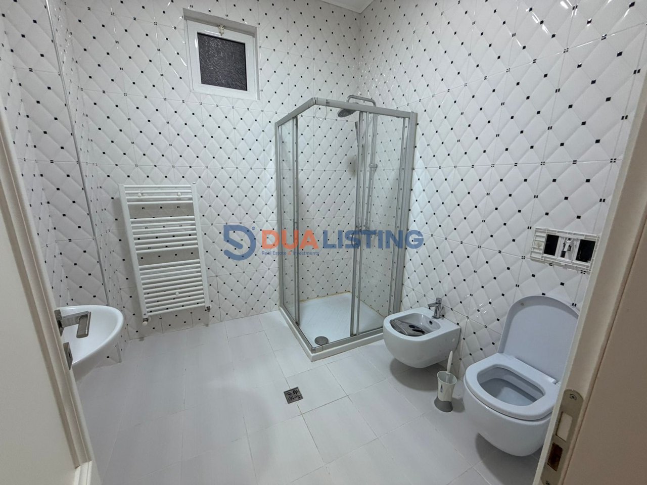 VILË ME PISHINË PËR QIRA NË LIQENIN E THATË!