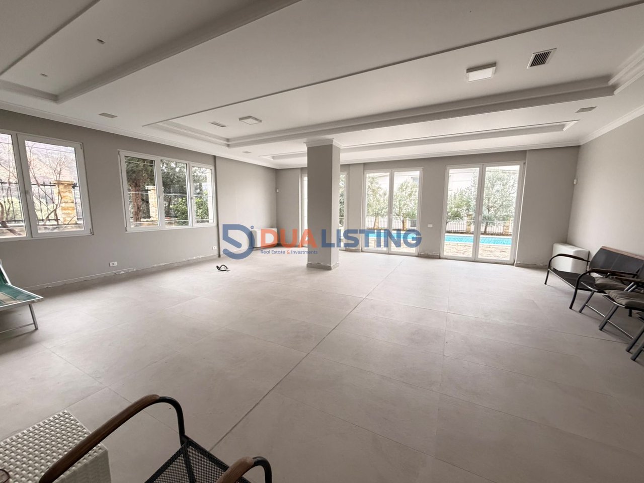 VILË ME PISHINË PËR QIRA NË LIQENIN E THATË!