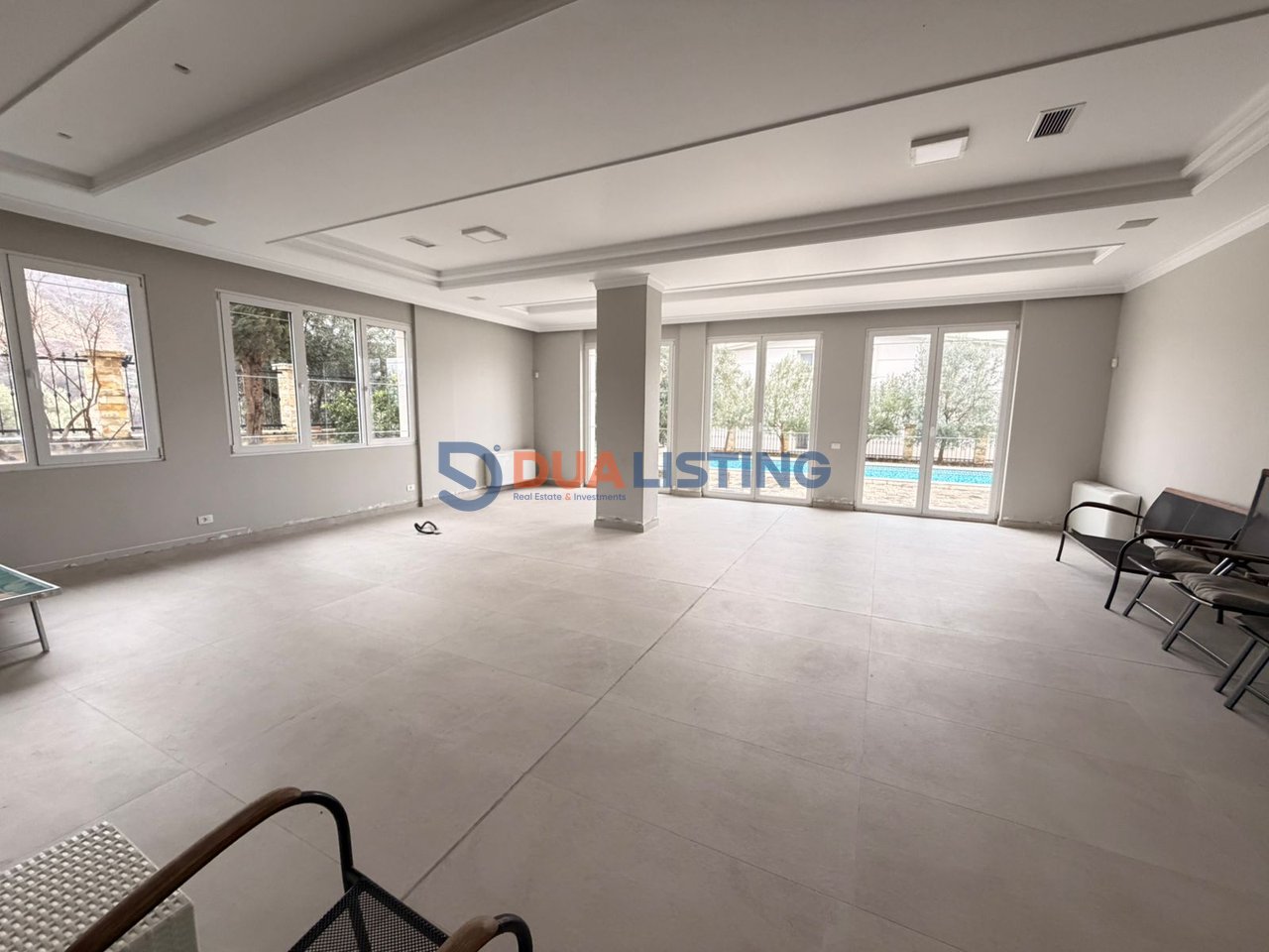 VILË ME PISHINË PËR QIRA NË LIQENIN E THATË!