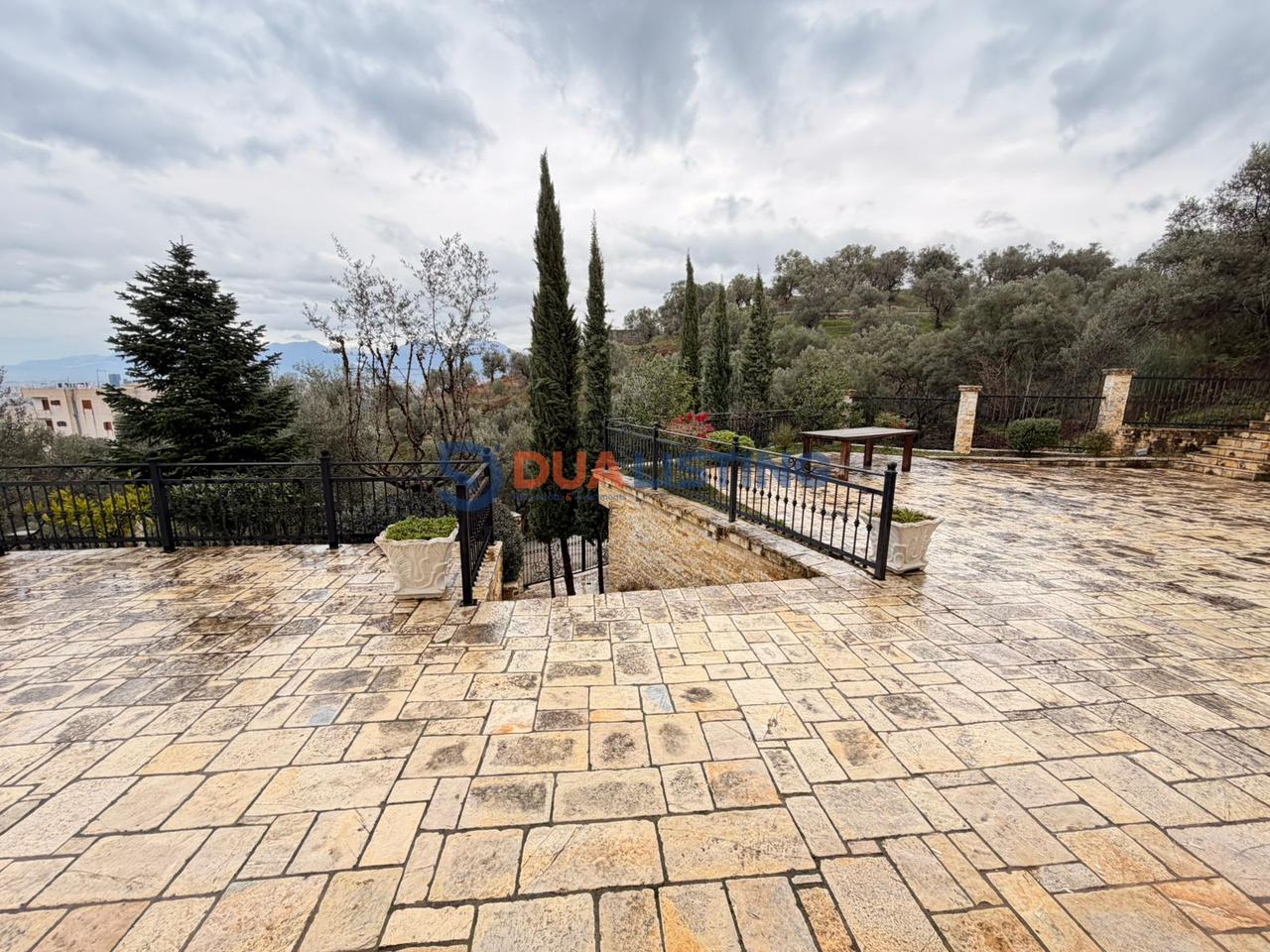 VILË ME PISHINË PËR QIRA NË LIQENIN E THATË!