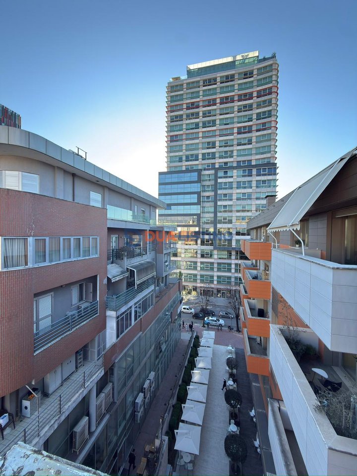 Shitet Apartament 3+1+2 + Verandë + Post Parkimi

📍 Pranë Coin, Rruga “Themistokli Germenji”