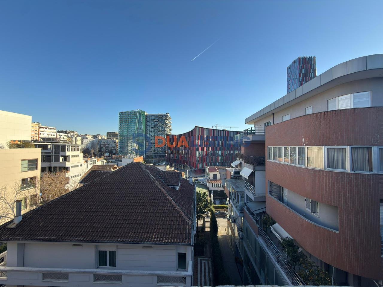 Shitet Apartament 3+1+2 + Verandë + Post Parkimi

📍 Pranë Coin, Rruga “Themistokli Germenji”