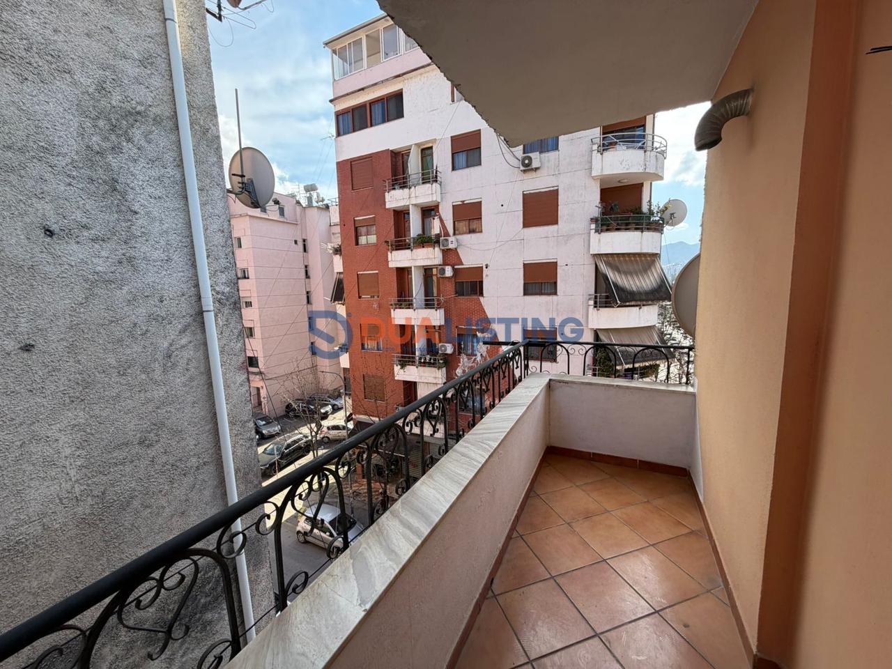 Shesim apartament 1+1+ Ballkon ne Rrugen e Kosovareve!