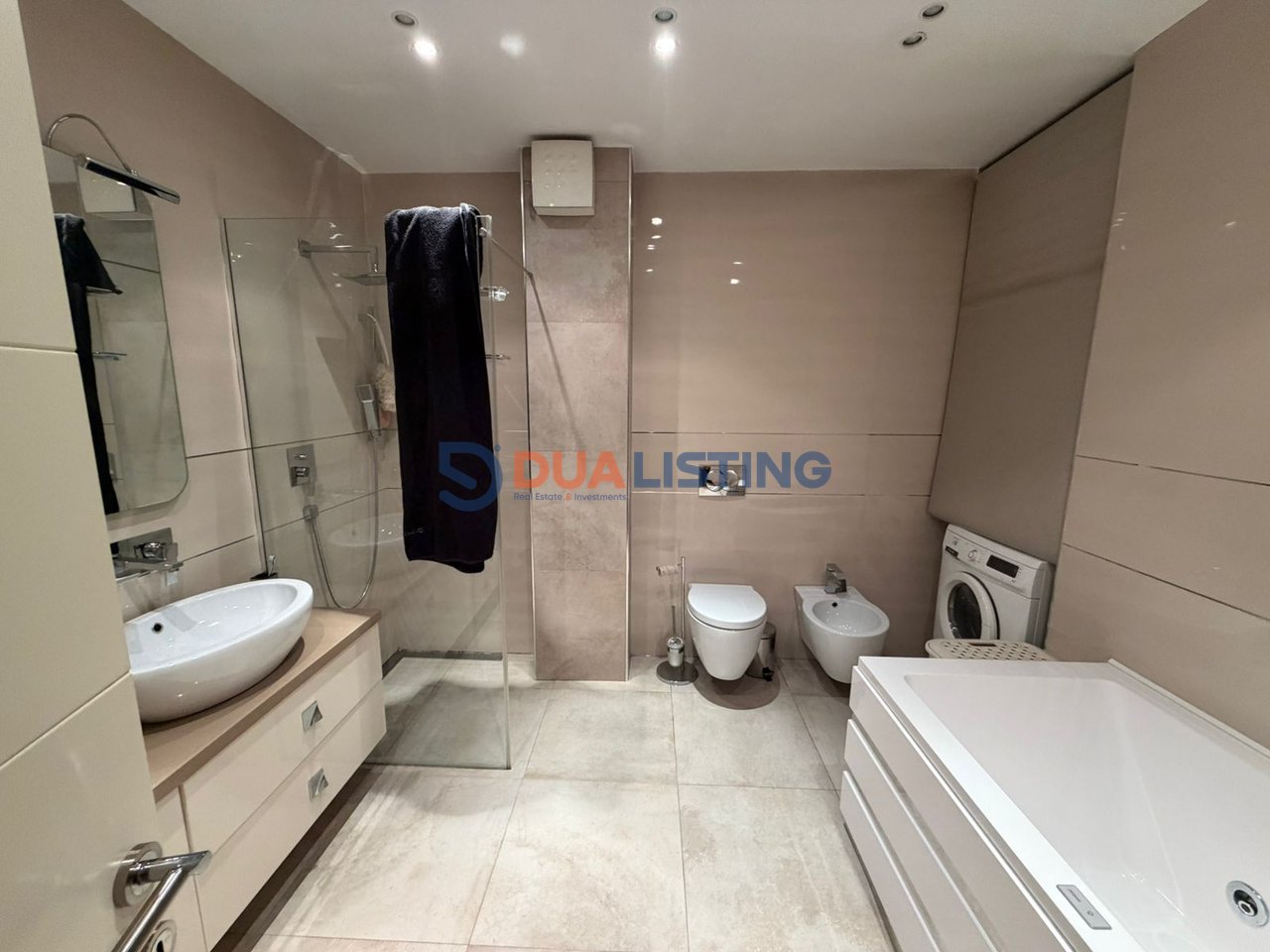 Apartament 2+1 per qira tek Komuna e Parisit!