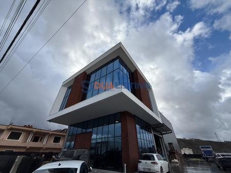 Jepet me qira magazine/ showroom ne zonen e Vaqarrit!