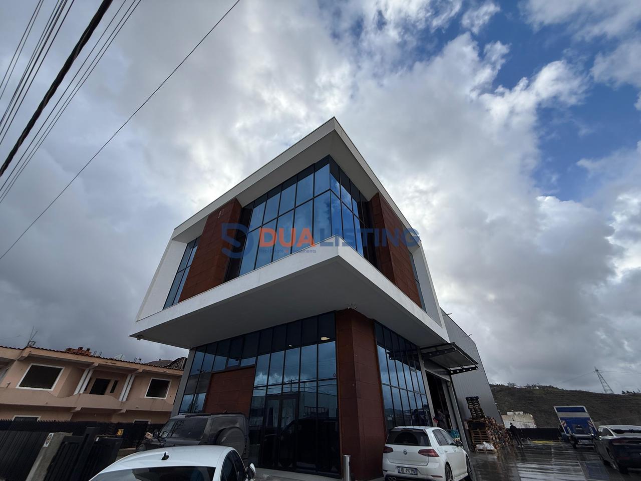 Jepet me qira magazine/ showroom ne zonen e Vaqarrit!