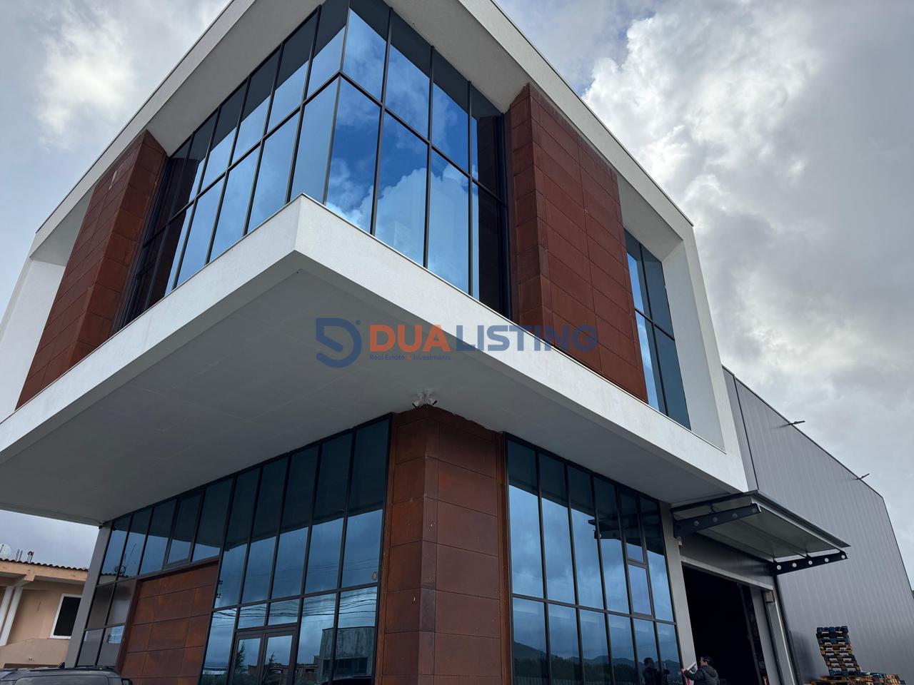 Jepet me qira magazine/ showroom ne zonen e Vaqarrit!