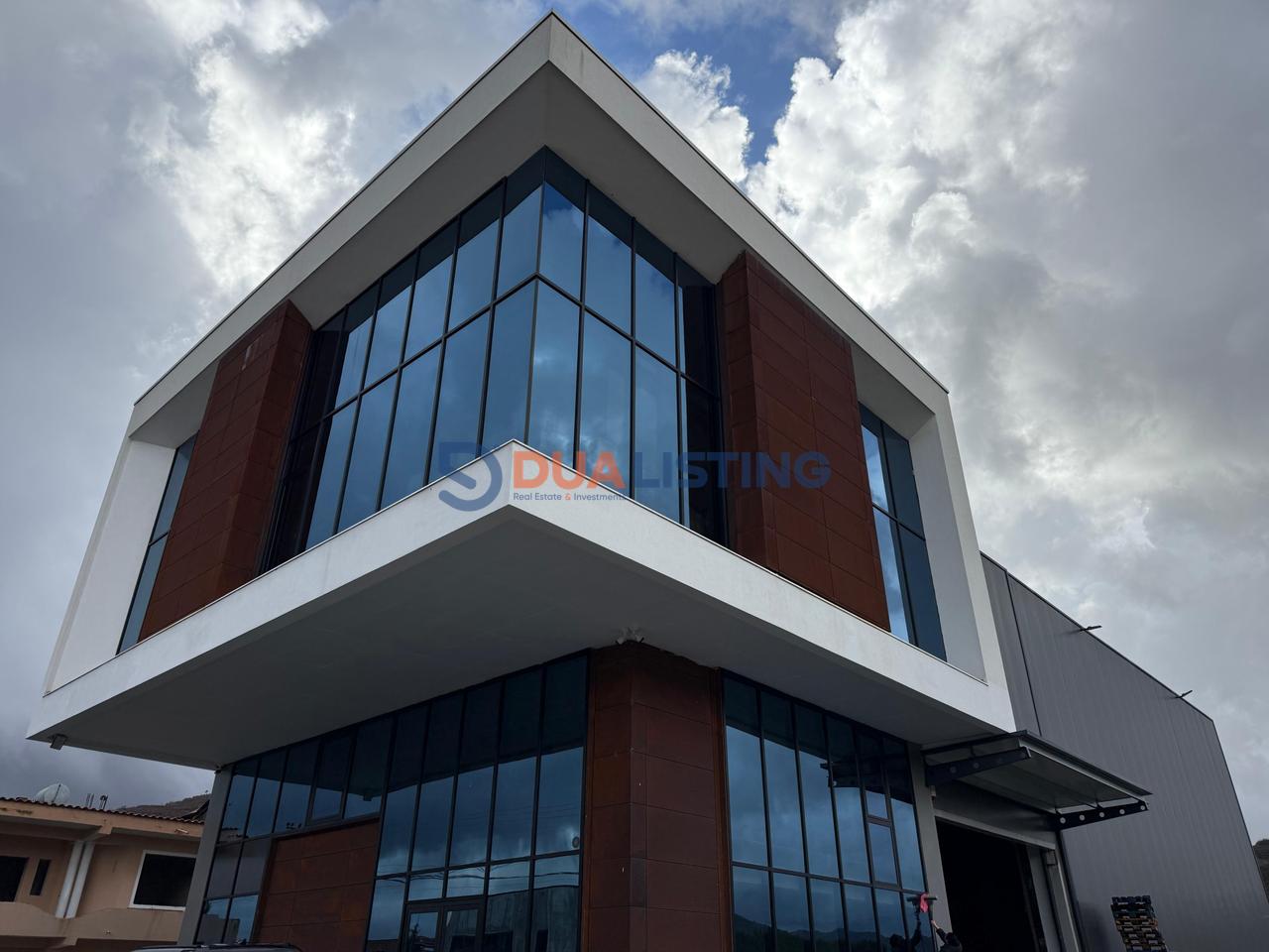 Jepet me qira magazine/ showroom ne zonen e Vaqarrit!