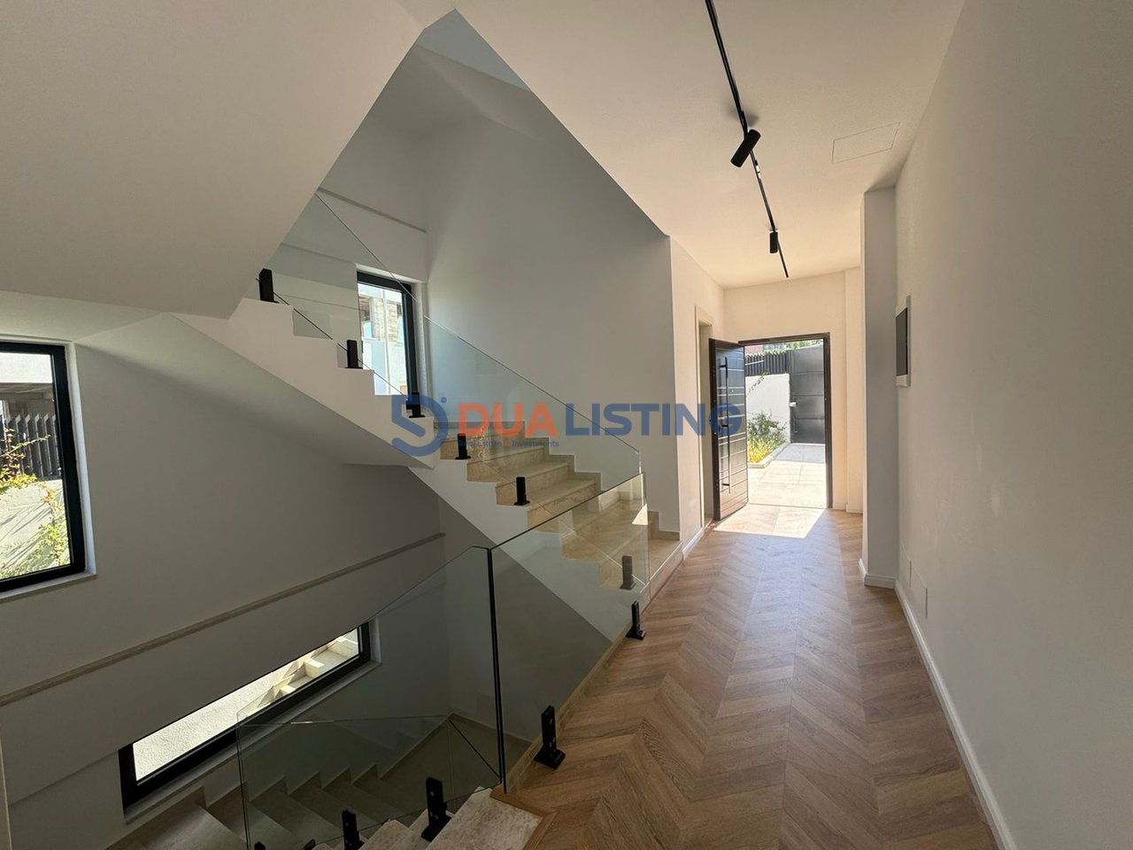 VILLA INDIVIDUALE APPENA COMPLETATA CON PISCINA IN AFFITTO A TEG!