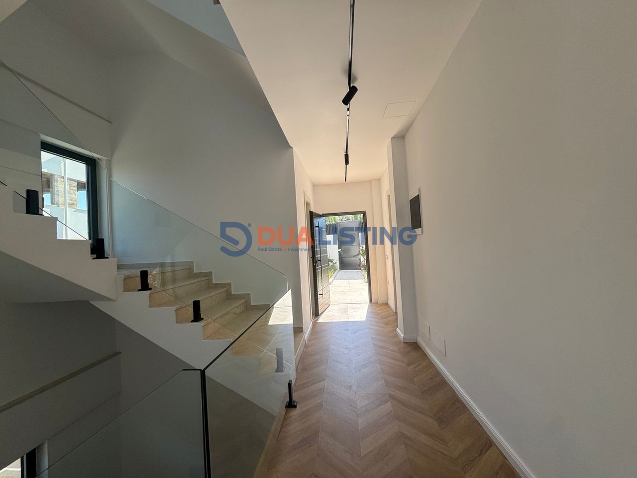 VILLA INDIVIDUALE APPENA COMPLETATA CON PISCINA IN AFFITTO A TEG!