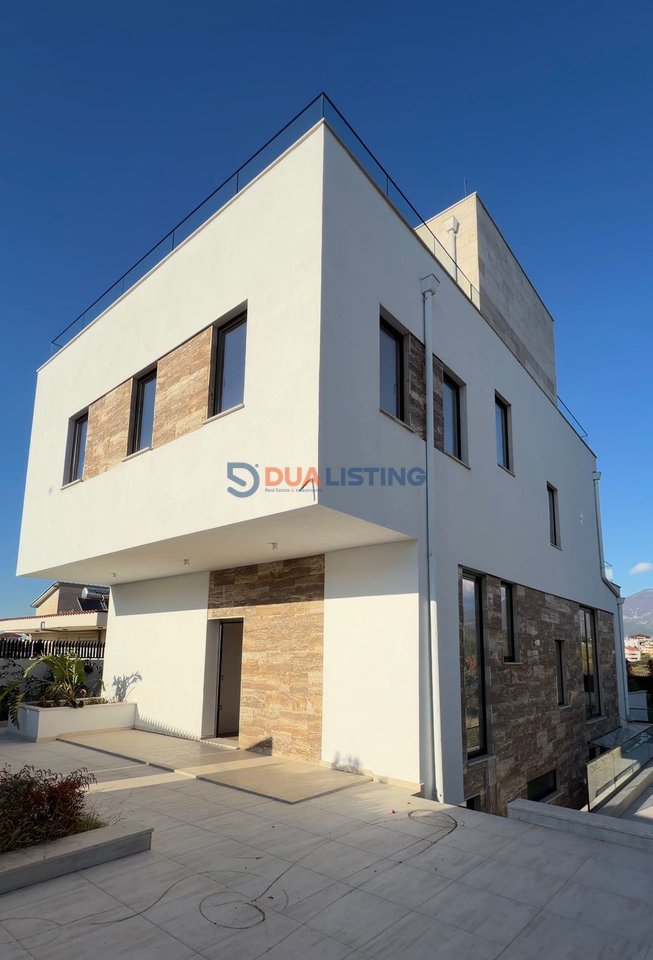 VILLA INDIVIDUALE APPENA COMPLETATA CON PISCINA IN AFFITTO A TEG!