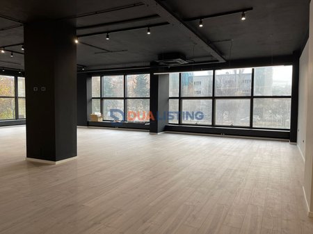 Shitet Ambient Komercial – Lokacion Premium
📍 Bulevardi Zhan D’Ark (pranë Ministrisë së Jashtme)