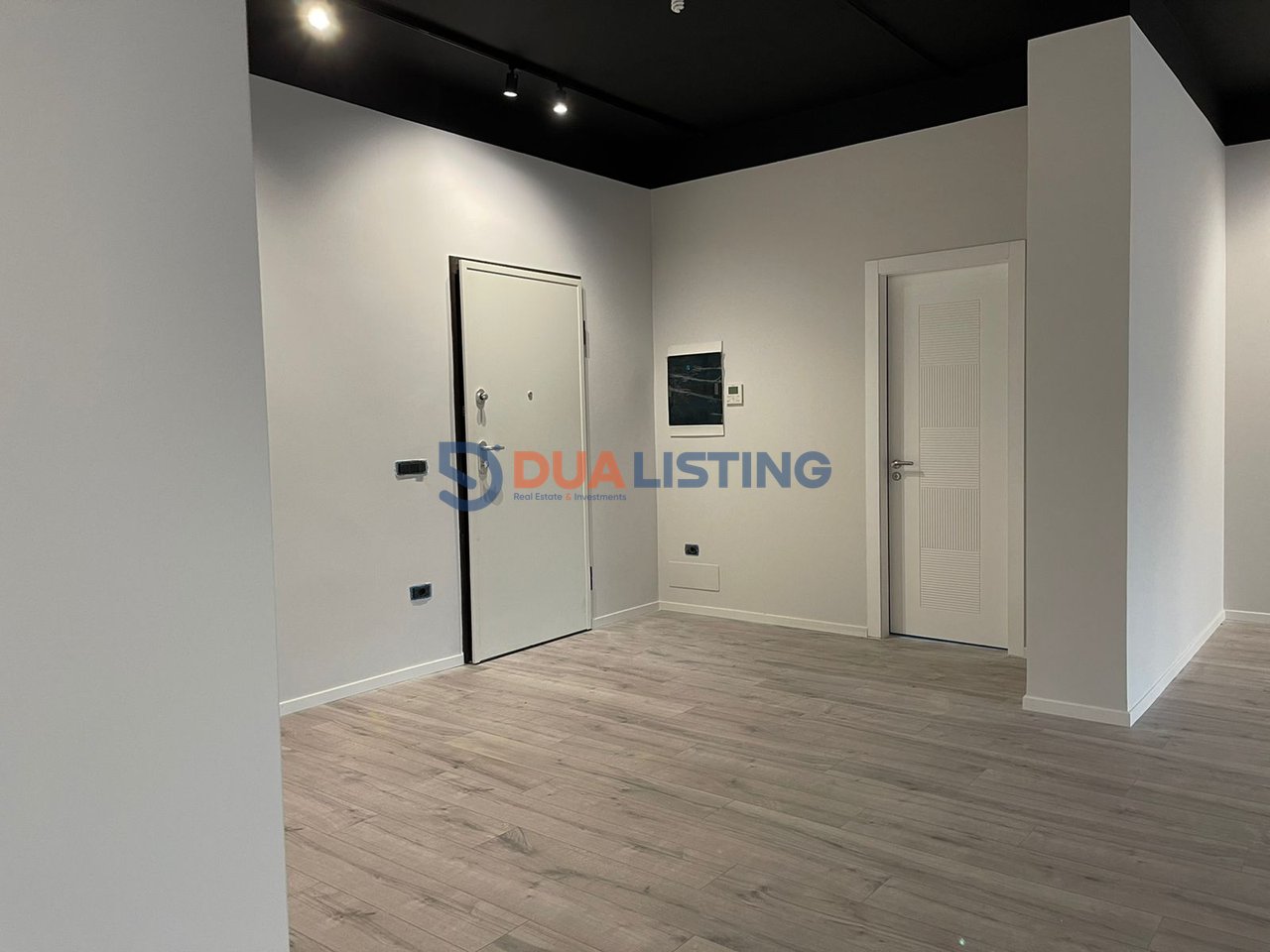 Shitet Ambient Komercial – Lokacion Premium
📍 Bulevardi Zhan D’Ark (pranë Ministrisë së Jashtme)