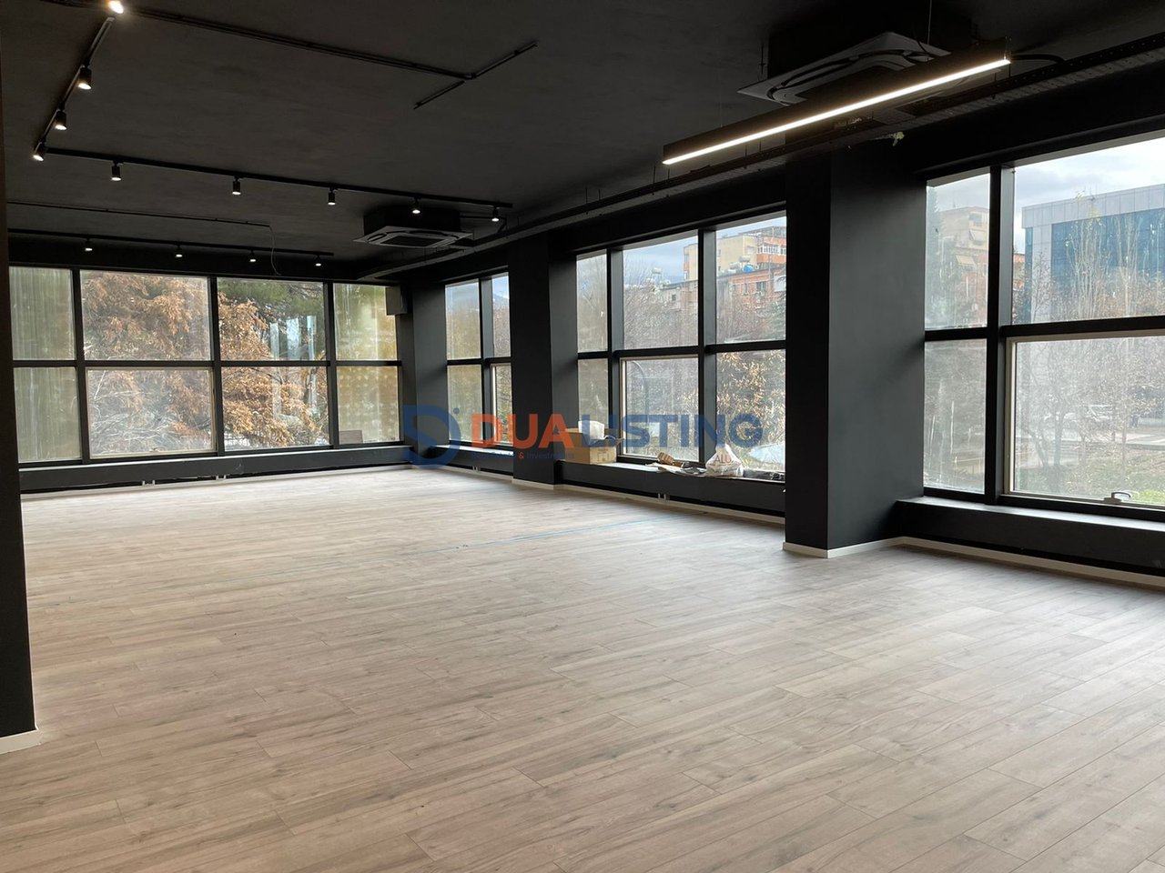 Shitet Ambient Komercial – Lokacion Premium
📍 Bulevardi Zhan D’Ark (pranë Ministrisë së Jashtme)