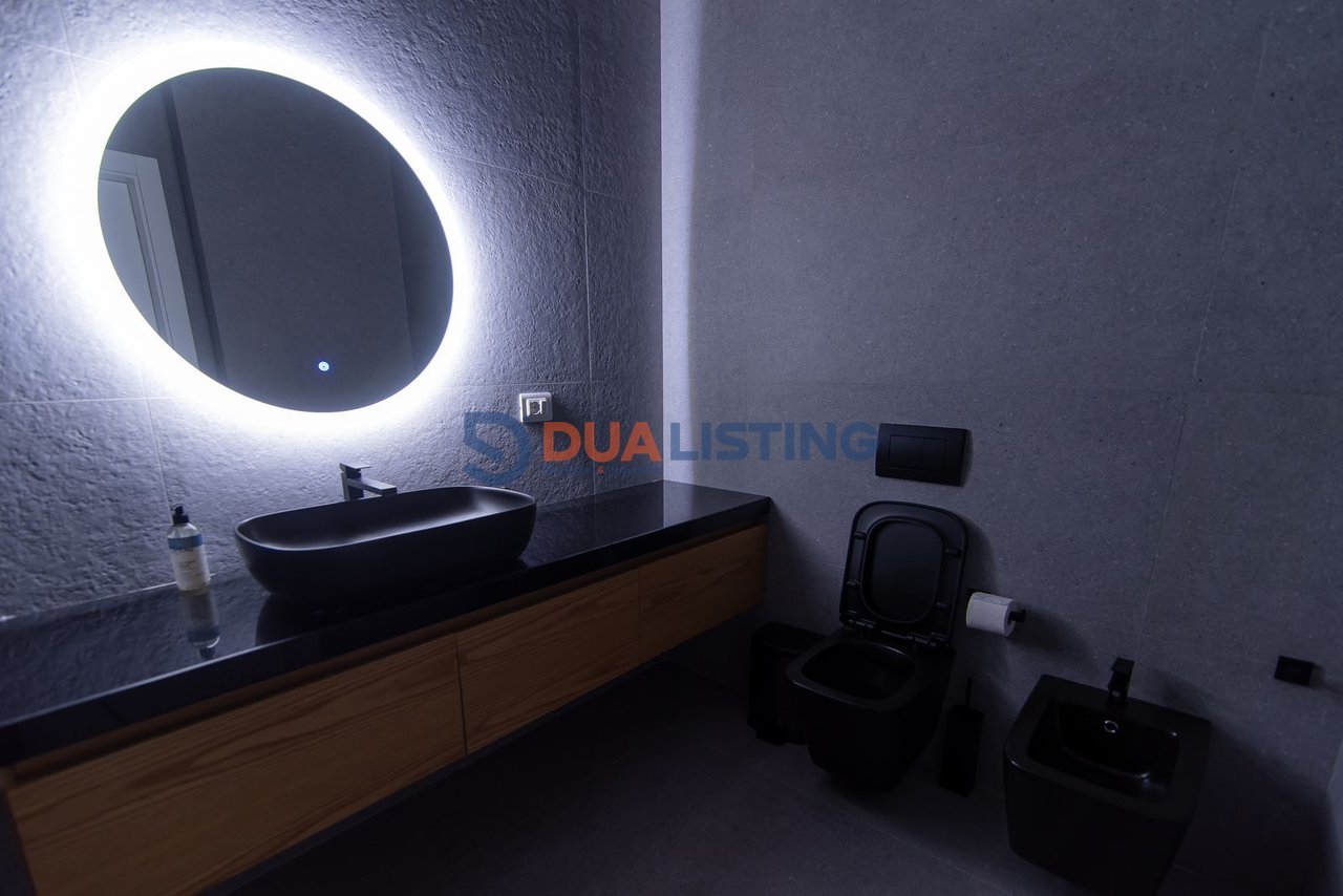 Shesim Penthouse Ikonik me Verandë Panoramike , Vlore 
Jetë Luksi mbi Detin Jon, Vlorë